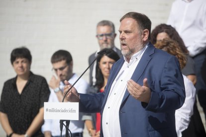 Oriol Junqueras, que aspira a recuperar la presidencia de ERC en el congreso que celebrará el partido el 30 de noviembre, y Elisenda Alamany, candidata a la secretaría general de los republicanos, durante la presentación del equipo completo que compone su candidatura, "Militància Decidim", este domingo en Barcelona. EFE/Marta Pérez