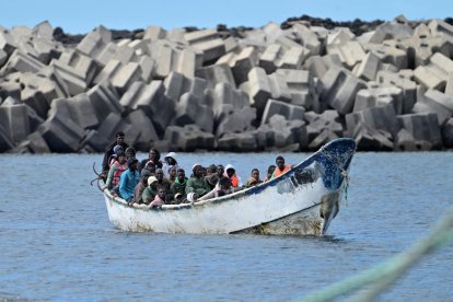 Un cayuco en El Hierro el pasado jueves. EFE/ Gelmert Finol