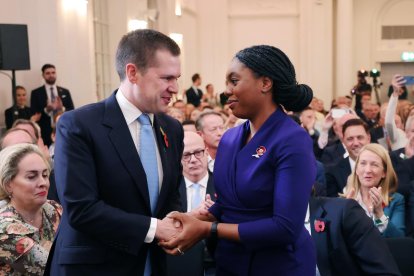 La nueva líder del Partido Conservador británico, Kemi Badenoch (D), es felicitada tras ser elegida por su rival en la candidatura, Robert Jenrick.  EFE/EPA/ANDY RAIN