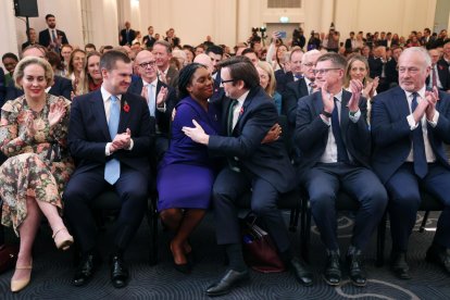 La nueva líder del Partido Conservador británico, Kemi Badenoch (C-I) abraza a su esposo Hamish (C-D) tras ser elegida en Londres. EFE/EPA/ANDY RAIN