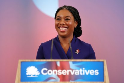 La nueva líder del Partido Conservadorbritánico, Kemi Badenoch, pronuncia un discurso tras ser elegida en Londres. EFE/EPA/ANDY RAIN