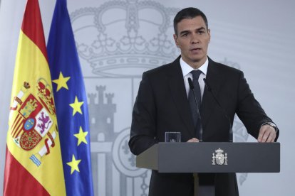 El presidente del Gobierno español, Pedro Sánchez, durante la declaración institucional desde el Palacio de la Moncloa, este sábado. EFE/Fernando Calvo/Pool Moncloa SOLO USO EDITORIAL/SOLO DISPONIBLE PARA ILUSTRAR LA NOTICIA QUE ACOMPAÑA (CRÉDITO OBLIGATORIO)