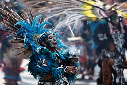 Personas participan en el desfile del Día de Muertos este este 2 de noviembre de 2024, en la Ciudad de México (México). EFE/ Sáshenka Gutiérrez