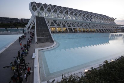 Voluntarios hacen cola en la Ciutat de les Arts i les Ciènces a primeras horas de la mañana de domingo en Valencia. La afluencia de voluntarios para subir a los buses que la Generalitat ha organizado para acudir a los pueblos afectados por la dana a ayudar a las tareas de limpieza ha disminuido visiblemente este domingo en la Ciudad de las artes y las Ciencias de València. EFE/Manuel Bruque