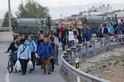 Voluntarios salen desde Valencia en dirección a Paiporta para colaborar en las labores de limpieza y reconstrucción de las zonas afectadas por la dana, este domingo. EFE/Biel Aliño