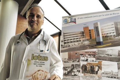 El neurólogo del Hospital del Bierzo, Ángel Fernández Díez, con el libro.