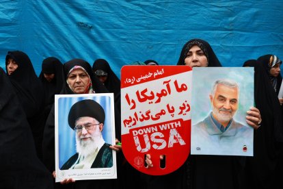 Mujeres iraníes con fotografías del líder supremo iraní, el ayatolá Ali Jamenei, y del asesinado excomandante de las fuerzas Quds de la IRGC, Qasem Soleimani, mientras participan en una manifestación antiestadounidense que conmemora el 45 aniversario de la toma de la embajada de EE. UU., frente al antiguo edificio de la legación diplomática en Teherán, el 3 de noviembre de 2024. EFE/EPA/ABEDIN TAHERKENAREH