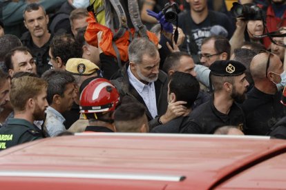 El rey Felipe habla con uno de los vecinos afectados durante su visita a Leitur este domingo. Gritos de 'fuera', así como lanzamiento de barro, están recibiendo a la comitiva de los reyes de España, el presidente del Gobierno, Pedro Sánchez, y el president de la Generalitat, Carlos Mazón, a su llegada al centro de Paiporta.