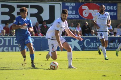 Barri se lleva el balón en un lance del partido ante el Amorebieta, con Sergi Maestre muy atento.