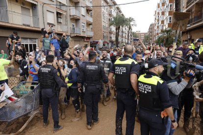 Vecinos indignados gritan insultos durante la visita de la comitiva de los reyes a Paiporta este domingo. Gritos de 'fuera', así como lanzamiento de barro, están recibiendo a la comitiva de los reyes de España, el presidente del Gobierno, Pedro Sánchez, y el president de la Generalitat, Carlos Mazón, a su llegada al centro de Paiporta. Numerosas personas indignadas han recibido con insultos a la comitiva y se han encarado con ella, mientras que tanto el rey como la reina ha intentado mediar con jóvenes que se les han acercado.