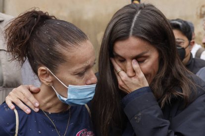 La reina Letizia, emocionada durante su visita a Paiporta este domingo. Gritos de 'fuera', así como lanzamiento de barro, están recibiendo a la comitiva de los reyes de España, el presidente del Gobierno, Pedro Sánchez, y el president de la Generalitat, Carlos Mazón, a su llegada al centro de Paiporta. Numerosas personas indignadas han recibido con insultos a la comitiva y se han encarado con ella, mientras que tanto el rey como la reina ha intentado mediar con jóvenes que se les han acercado.