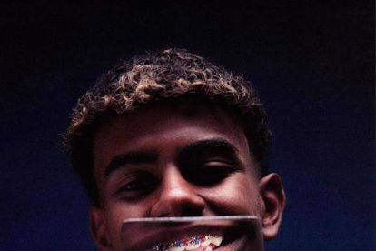 El futbolista Lamine Yamal se suma a la tendencia personalizando sus brackets con los colores del FC Barcelona. Imagen cedida por la Clínica Autrán Dental. .