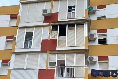 Fachada del bloque en la barriada Hermanas de la Cruz en la localidad sevillana de Utrera donde esta madrugada ha fallecido un matrimonio de unos 85 años en el incendio de su vivienda; su nieta ha resultado ilesa al poder salir a tiempo de la casa. EFE/ Juan Chicano