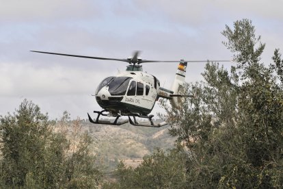 Helicóptero de la Guardia Civil en labores de búsqueda de los desaparecidos en Letur (Albacete), este lunes. Continúa la búsqueda de cuatro personas desaparecidas en Letur (Albacete) tras la riada del martes 29 de octubre, mientras que el Gobierno de Castilla-La Mancha constituye la comisión de coordinación para la reconstrucción de este municipio albacetense, gravemente afectado por la DANA.EFE/ Manu