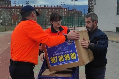 La Asociación de Radio Taxi de Ponferrada ha donado 3.000 mascarillas para su utilización entre los afectados por la Dana de Valencia.