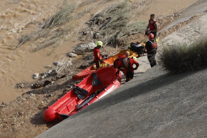 Miembros de la UME y de los bomberos trabajan este martes en la búsqueda de víctimas mortales a causa de las inundaciones de la Dana en el cauce del río Turia en Valencia. EFE/ J.J. Guillén