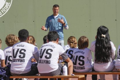 El defensa del Atlético de Madrid César Azpilicueta participa en el acto de inicio de la campaña contra el acoso escolar en centros escolares organizada por LaLiga EA Sports, este jueves en el CEIP "Federico García Lorca" de Boadilla del Monte (Madrid). Este evento también se enmarca dentro de la campaña del Atlético de Madrid ‘Hazte Defensa Contra el Bullying’. EFE/ Borja Sanchez-Trillo