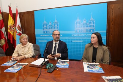 Mari Crespo, Marco Morala y Cristina Fernández, en rueda de prensa.