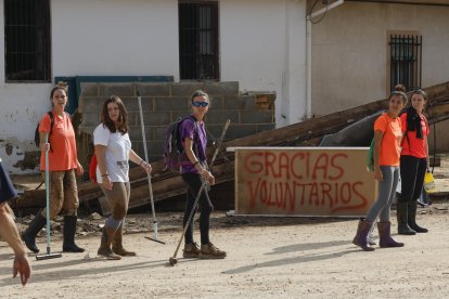 Voluntarios en labores de limpieza en Torrent, donde se sigue buscando a dos menores de 3 y 5 años, este miércoles. EFE/J.J. Guillén