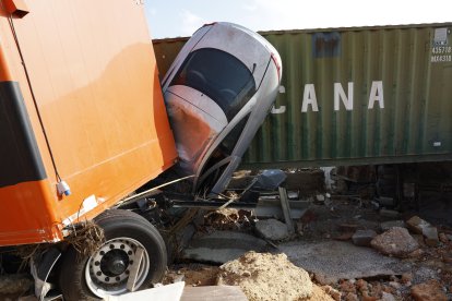 Un vehículo empotrado sobre la cabina de un camión tras el paso de la riada en Torrent, donde se sigue buscando a dos menores de 3 y 5 años, este miércoles. EFE/J.J. Guillén