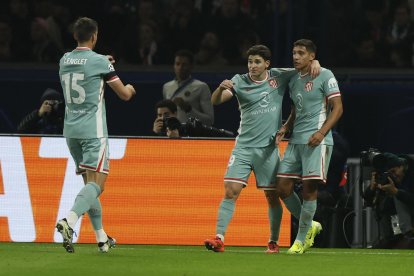 El defensa argentino Nahuel Molina (d) celebra con sus compañeros el 1-1 durante el partido de la UEFA Champions League entre Paris Saint-Germain y Atletico Madrid, en París, Francia. EFE/EPA/MOHAMMED BADRA