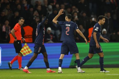 Los jugadores del PSG Ousmane Dembele (I) y Achraf Hakimi (c) celebran el 1-0 durante el partido de la UEFA Champions League entre Paris Saint-Germain y Atletico Madrid, en París, Francia. EFE/EPA/MOHAMMED BADRA