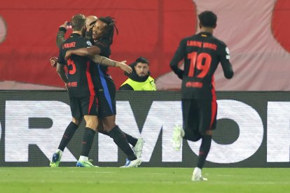 El central del Barcelona Inigo Martinez (I) celebra el 0-1 con su compañero Jules Kounde durante el partido de la UEFA Champions League league que han jugado FC Crvena zvezda y FC Barcelona, en Belgrado, Serbia. EFE/EPA/ANDREJ CUKIC