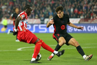 El jugador del Estrella Roja Silas (I) ante Pau Cubarsi, del Barcelona, durante el partido de la UEFA Champions League league que han jugado FC Crvena zvezda y FC Barcelona, en Belgrado, Serbia. EFE/EPA/ANDREJ CUKIC