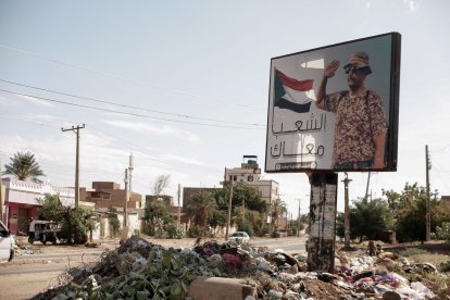 Un cartel con una imagen de un general sudanés en medio a la destrucción en la ciudad de Omdurman el 01 de noviembre de 2024. EFE/EPA/Sara Creta