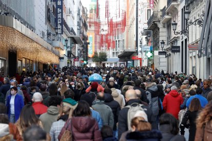 Imagen de archivo de la gente en Madrid. EFE/ Juan Carlos Hidalgo