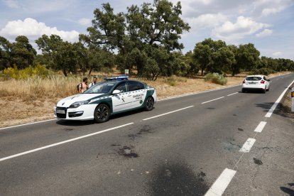 Imagen de archivo de un vehículo de la Guardia Civil en las inmediaciones de la zona acordonada por las fuerzas de seguridad tras el asesinato a tiros en la carretera de Borja Villacís. EFE/ Rodrigo Jimenez