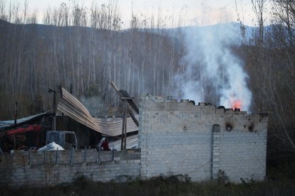 Otra imagen del fuego en esta localidad próxima a Ponferrada.