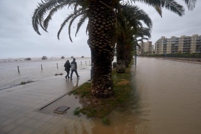 Imagen de archivo del paseo marítimo de L'Estartit (Girona) inundado por las lluvias. EFE/David Borrat