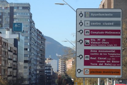 Nueva señalización en una de las avenidas del centro de la ciudad de Ponferrada.