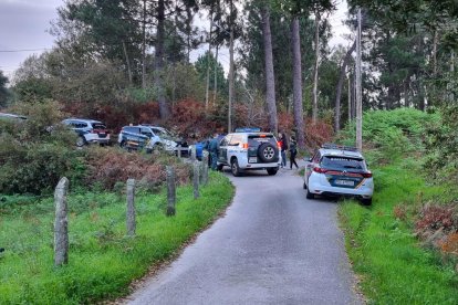 La Guardia Civil busca a un hombre como presunto autor del asesinato de su ex pareja esta madrugada en Baiona (Pontevedra), en la parroquia de Belesar. Según han informado a Efe fuentes de la investigación, la víctima estaba en el sistema Viogen y el presunto asesino tenía en vigor una orden de alejamiento. La víctima tenía 36 años y su cuerpo fue hallado poco después de las cinco de la madrugada en el lugar de Ínsuas. El cadáver presentaba diferentes golpes en distintas partes y estaba a las puertas de la vivienda de su ex pareja, que fue quien llamó a la Guardia Civil para contar lo que había sucedido, pero cuando los agentes llegaron al punto ya había emprendido la huida.-EFE/ Salvador Sas