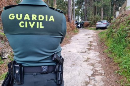 La Guardia Civil busca a un hombre como presunto autor del asesinato de su ex pareja esta madrugada en Baiona (Pontevedra), en la parroquia de Belesar. Según han informado a Efe fuentes de la investigación, la víctima estaba en el sistema Viogen y el presunto asesino tenía en vigor una orden de alejamiento. La víctima tenía 36 años y su cuerpo fue hallado poco después de las cinco de la madrugada en el lugar de Ínsuas. El cadáver presentaba diferentes golpes en distintas partes y estaba a las puertas de la vivienda de su ex pareja, que fue quien llamó a la Guardia Civil para contar lo que había sucedido, pero cuando los agentes llegaron al punto ya había emprendido la huida.-EFE/ Salvador Sas