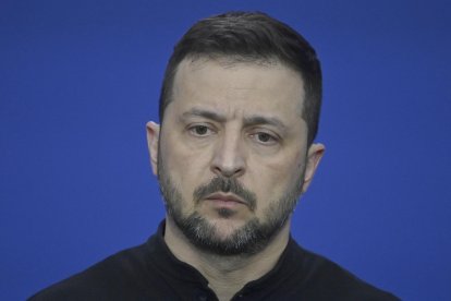 El presidente de Ucrania, Volodímir Zelenski, en una conferencia de prensa después de la quinta cumbre de la Comunidad Política Europea (CPE) en el Puskas Arena de Budapest, el 7 de noviembre de 2024. EFE/EPA/ZOLTAN BALOGH HUNGARY OUT