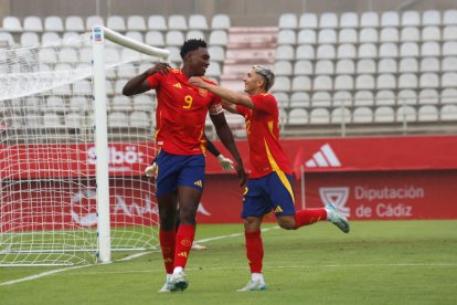 Samuel Omorodion (i), en la imagen celebrando un gol con la selección sub-21, es una de las novedades de seleccionador español, Luis de La Fuente, para los partidos contra Dinamarca, en Copenhague, y Suiza, en Tenerife. EFE/A.Carrasco Ragel