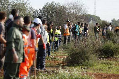 Un grupo de voluntarios rastrean los alrededores de la localidad de Torrent en busca de cuerpos arrastrados por las riadas, este viernes. Diez días después de la tragedia, los servicios de emergencia apuran hasta el límite la búsqueda de desaparecidos por la dana en Vàlencia, mientras, en medio de un cruce político de acusaciones entre administraciones por la gestión de la crisis, los miles de damnificados evalúan los daños y su vida sigue condicionada por los problemas de movilidad, el cese de la actividad económica en la zona y los riesgos para la salud que afrontan también  profesionales y voluntarios sobre el terreno. EFE/Jorge Zapata