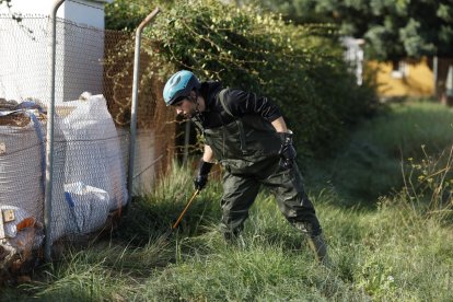 Un grupo de voluntarios rastrean los alrededores de la localidad de Torrent en busca de cuerpos arrastrados por las riadas, este viernes. Diez días después de la tragedia, los servicios de emergencia apuran hasta el límite la búsqueda de desaparecidos por la dana en Vàlencia, mientras, en medio de un cruce político de acusaciones entre administraciones por la gestión de la crisis, los miles de damnificados evalúan los daños y su vida sigue condicionada por los problemas de movilidad, el cese de la actividad económica en la zona y los riesgos para la salud que afrontan también  profesionales y voluntarios sobre el terreno. EFE/Jorge Zapata