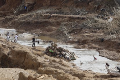 Voluntarios trabajan en el pantano de Torrent (Valencia) este viernes, diez días después de la dana. EFE/Jorge Zapata