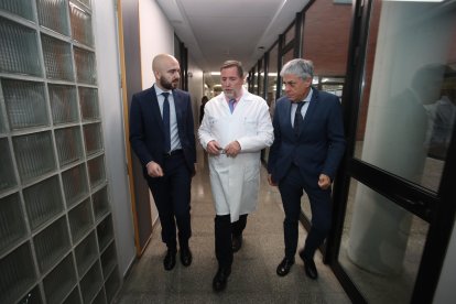 El director general de Calidad de Infraestructuras Sanitarias, el gerente de la Gasbi y el delegado territorial de la Junta.