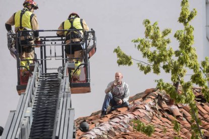 Desalojo de Salvador Armesto del chalé de Los Osorios 27 este verano.