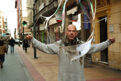 En su papel de Señor de las Pompas en la calle Ancha.