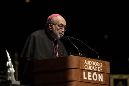 Pregón de la Semana Santa de León a cargo del arzobispo de Oviedo. F. Otero Perandones.