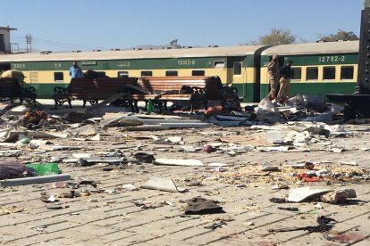 entes de seguridad pakistaníes inspeccionan el lugar de una explosión en una estación de tren en Quetta, la capital provincial de la agitada provincia de Balochistán, Pakistán, 09 de noviembre de 2024. 
                      EFE/EPA/FAYYAZ AHMED