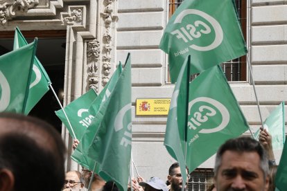 Imagen de archivo de una manifestación del CSIF ante la sede madrileña del Ministerio de Hacienda para exigir mejores condiciones laborales. EFE/ J P Gandul