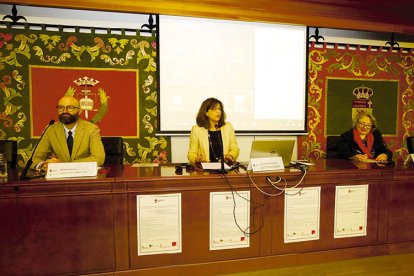 Héctor Aláiz, Raquel Domínguez y Aurelia Álvarez en la inauguración