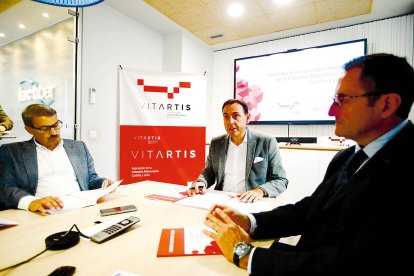 De frente, el presidente de Vitartis, Santiago Miguel Casado, junto con Manuel Lainez de Cajamar (izquierda) en Lactiber.