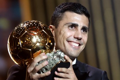 El centrocampista del Manchester City y de la selección española Rodrigo Hernández posa con Balón de Oro 2024 durante la ceremonia celebrada en el Théâtre du Châtelet de París, el 28 de octubre. EFE/EPA/MOHAMMED BADRA